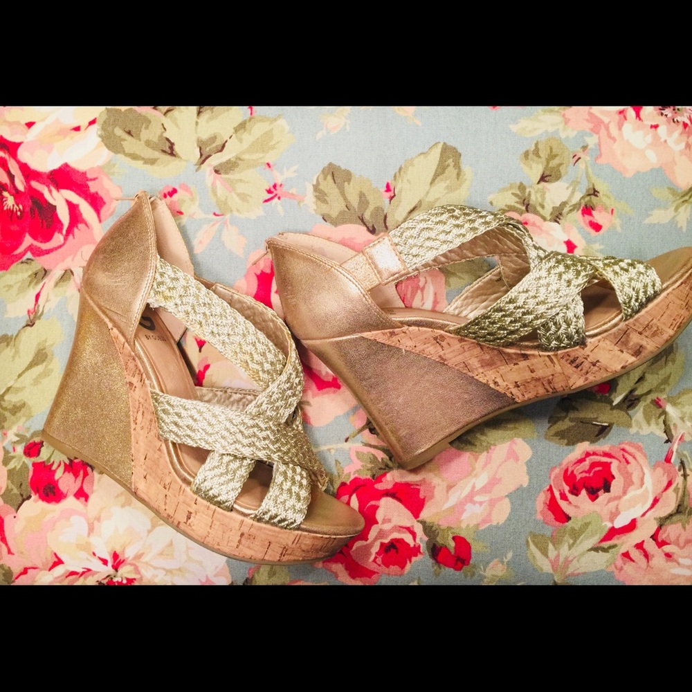 GUESS Summer Gold Wedge SZ 8